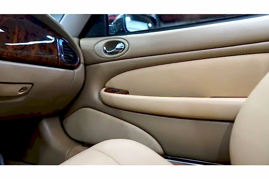 Профессиональная оклейка салона автомобиля пленкой в детейлинг центре SA CarLounge