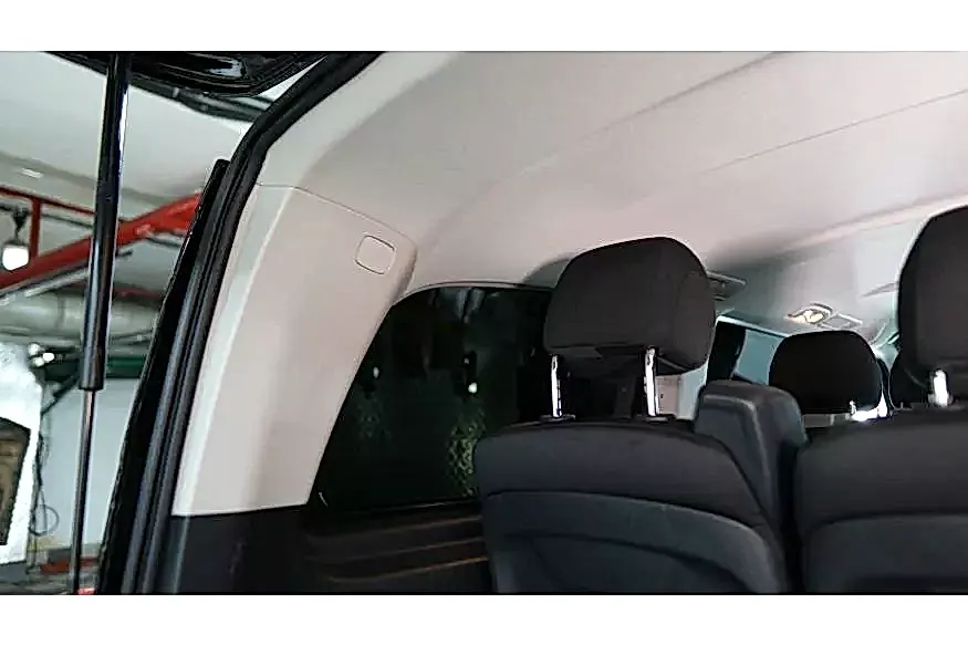 Перетяжка потолка автомобиля экокожей в детейлинг центре SA CarLounge в Москве